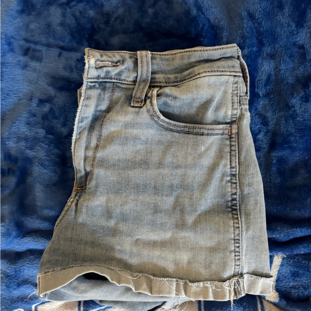 Hollister Curvy High-Rise Denim Shorts 3”